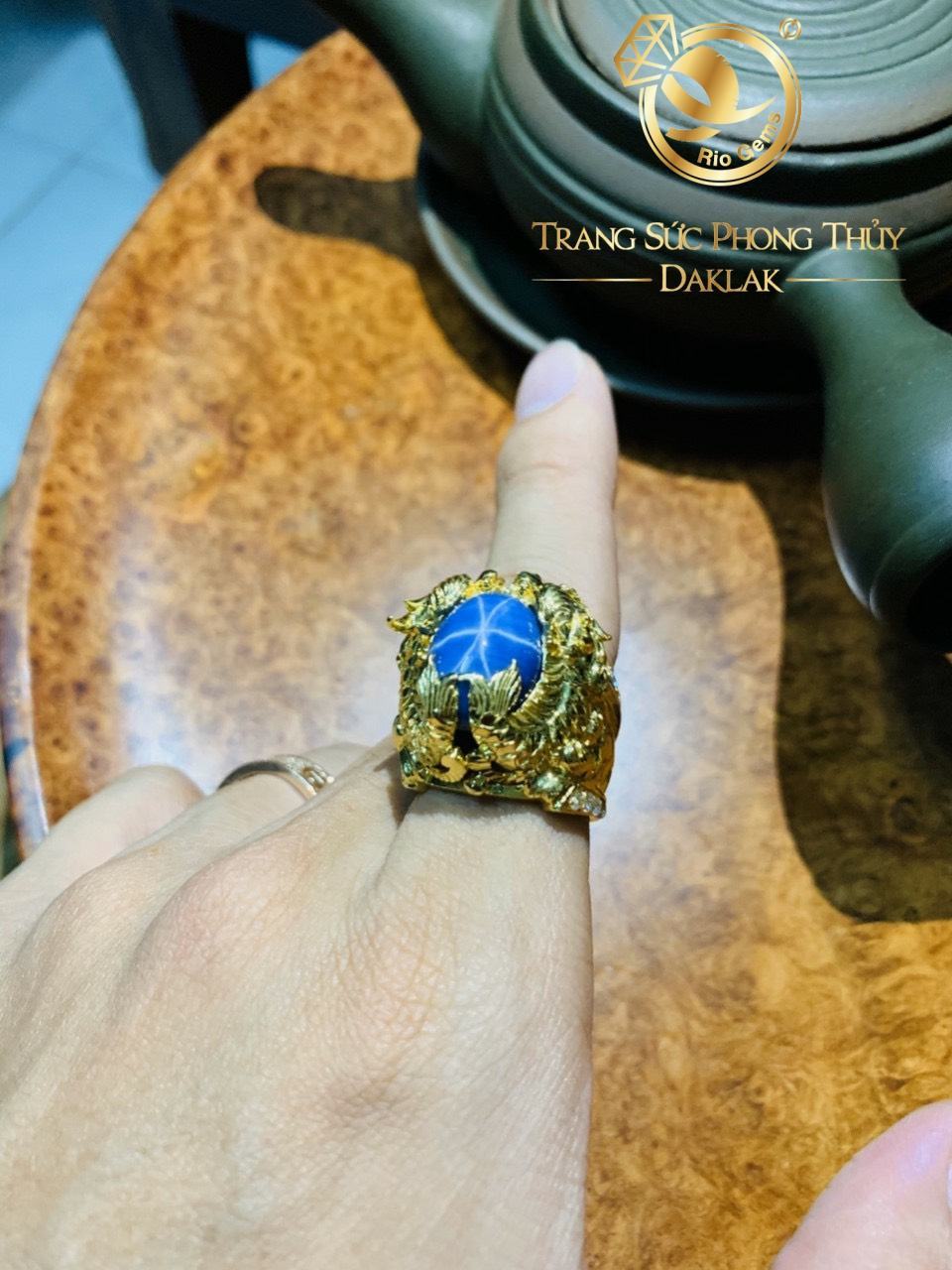 npt nam ca chep sapphire nhẫn ngón trỏ Khám phá Ý NGHĨA phong thủy khi đeo nhẫn ngón trỏ ÍT AI BIẾT - RioGems